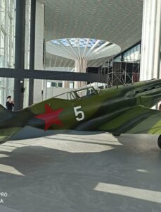 Макет самолета МиГ-3 в новом терминале аэропорта Толмачево